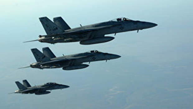 Американские самолеты F-18E после дозаправки с танкера KC-135 Stratotanker в небе над Ираком. Архивное фото