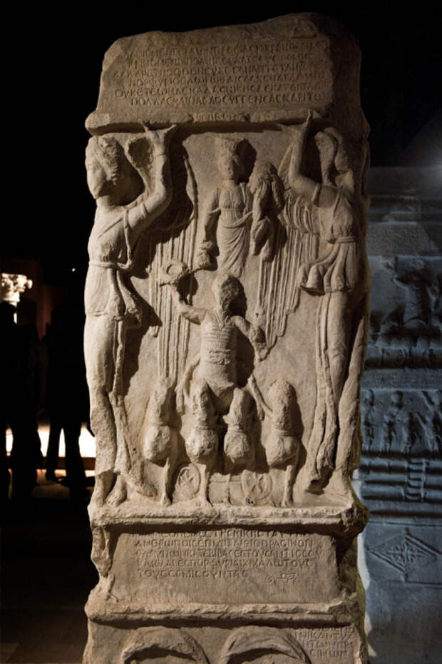 Памятник Порфирию, воздвигнутый фракцией Зелёных на Ипподроме, 6 век н. э. \ Фото: thehistoryofbyzantium.com.