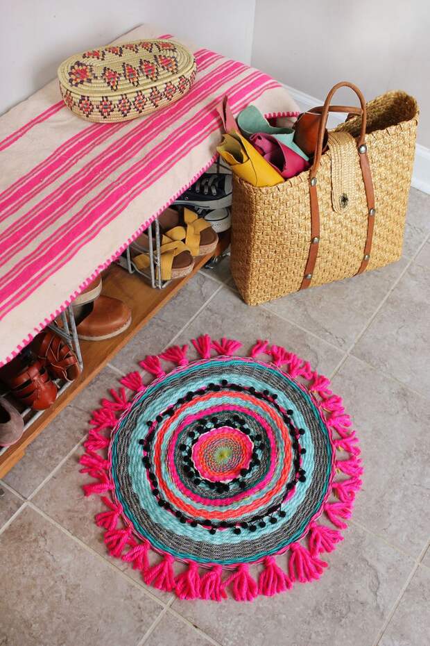 Плетение бахромой, круг коврик для вашего любимого места.  Получить полный учебник по крайней www.aBeautifulMess