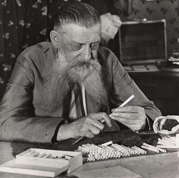 Генерал фон Фусс в эмиграции набивающий папиросы табаком. Берлин, Германия 1930 год.