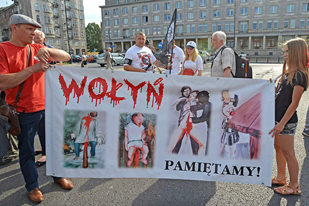 Участники акции памяти жертв Волынской резни в Варшаве