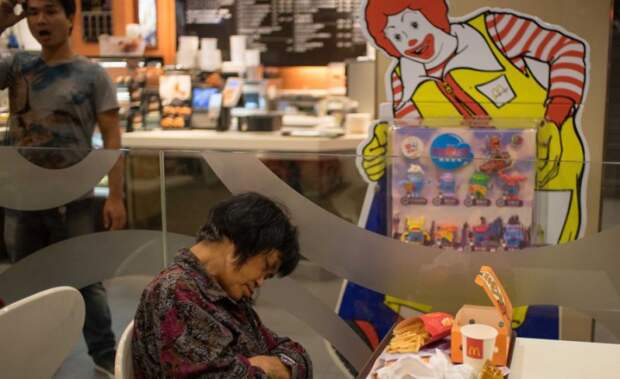 В Гонконге популярная сеть «Макдональдс» на ночь превращается в приют