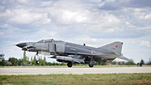 Самолет McDonnell Douglas F-4E Phantom II ВВС Турции. Архивное фото