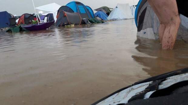 7. Палаточный лагерь во время наводнения мир, странность, фотография