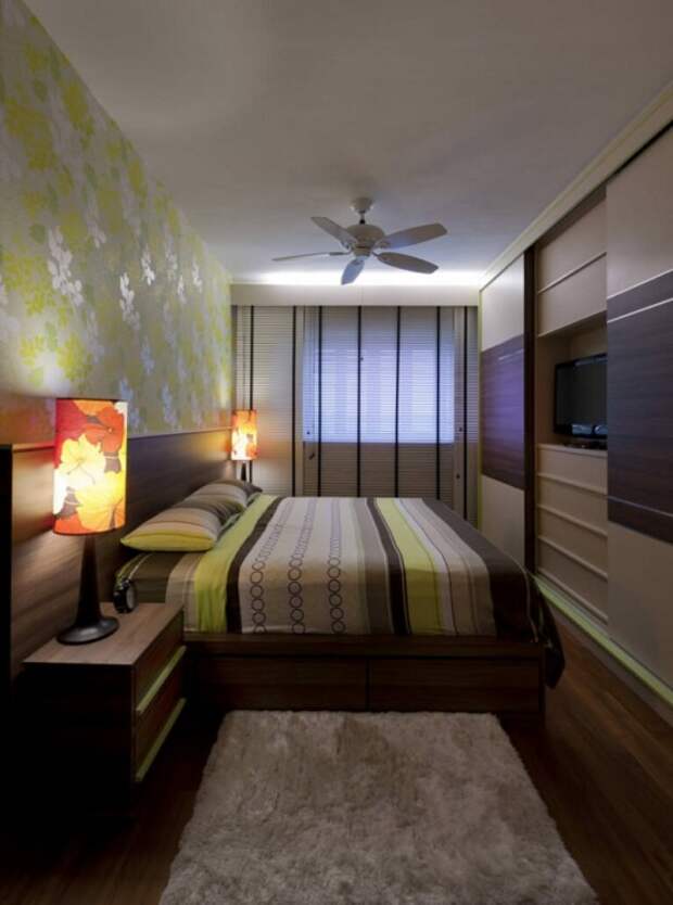 Кровать можно расположить в центре комнаты. / Фото: Vip-1gl.ru