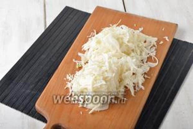 Капусту (250 г) очень мелко нашинковать.