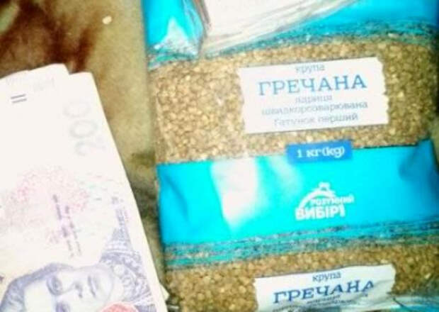После призыва Зеленского «не паниковать», украинцы штурмуют продовольственные прилавки