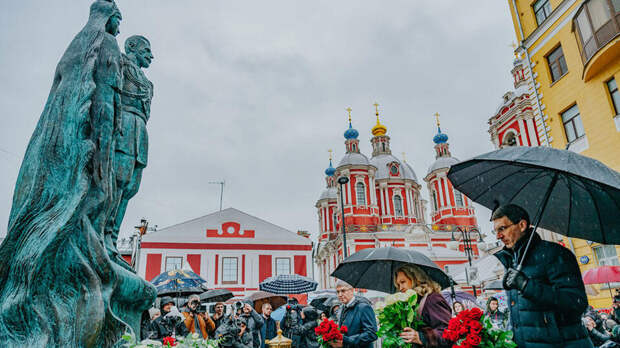 В Москве открыли памятник великокняжеской чете Романовых