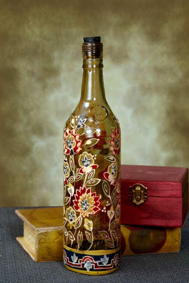 Роспись витражными красками полупрозрачной бутылки национальными орнаментами