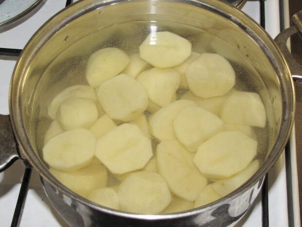 Очистить картофель  и отварить. пошаговое фото этапа приготовления картофельного салатакартофельного салата