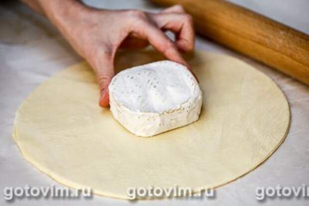 Слоеное тесто сыр бри. Сыр для духовки круглый. Слоеное тесто с сыром камамбер. Пирог из слоеного теста с камамбером. Пирог с сыром камамбер.