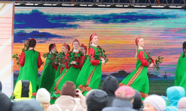На площади Мира в Архангельске северяне празднуют День Победы