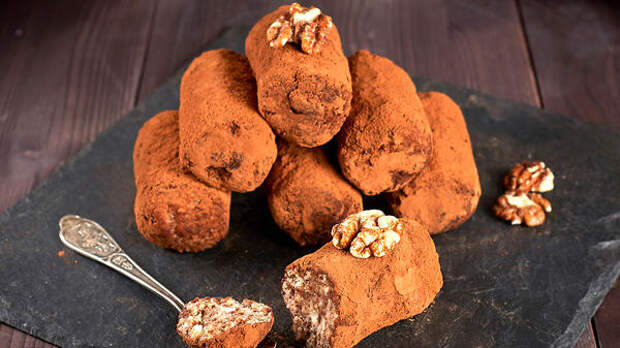 Пирожное «Картошка» с кокосовой стружкой, мятой и орехами