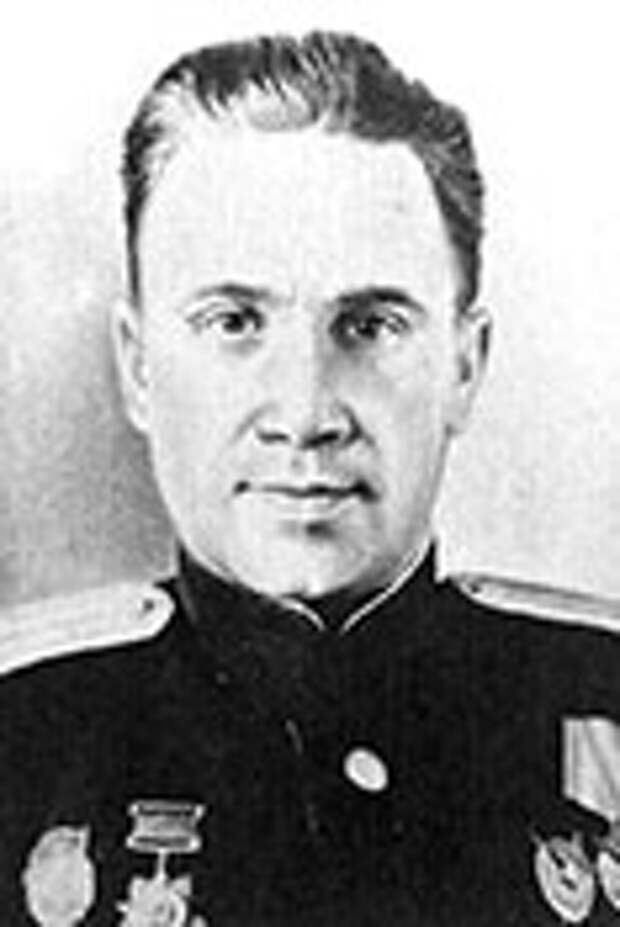 Стрелок-радист флагманского экипажа В. М. Кротенко.