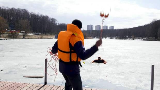 В Туле спасатели провели тренировку по спасению людей из-подо льда в Центральном парке