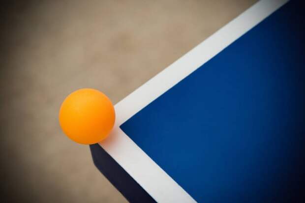 https://st3.depositphotos.com/1947489/i/600/depositphotos_172759682-stock-photo-pingpong-ball-hits-the-corner.jpg