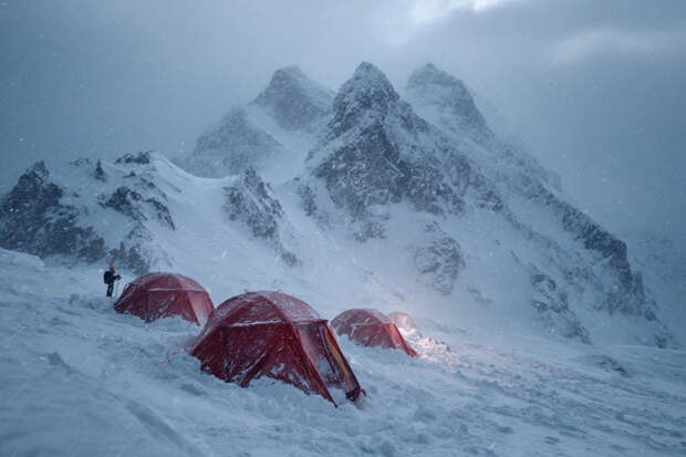 Группа российских альпинистов заблокирована на вулкане Сидли в Антарктиде из-за жесточайшей вьюги  