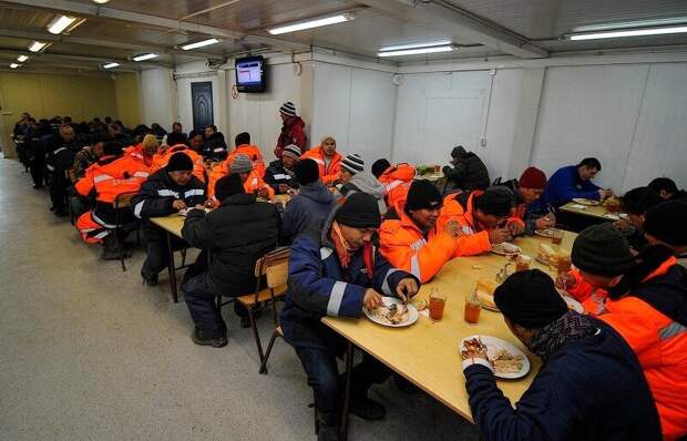 рабочие из КНДР в столовой
