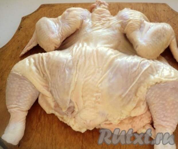 Подготовить курицу. Курицу можно будет готовить целой или, как я, разрезав по грудке и убрав белое мясо-филе, которое можно использовать для других блюд. 