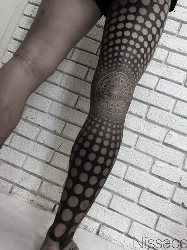 Необычная татуировка на ноге
