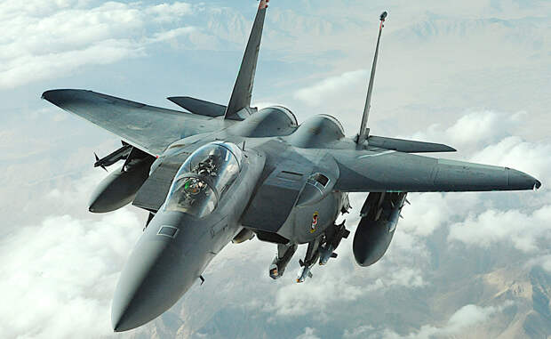 F-15E Strike Eagle Американский двухместный истребитель-бомбардировщик отлично показал себя в военных операциях на Ближнем востоке и Балканах. F-15E умеет быстро нанести удар по стратегически важным объектам и, что еще важнее, прекрасно умеет защитить себя от возможной атаки истребителей противника.