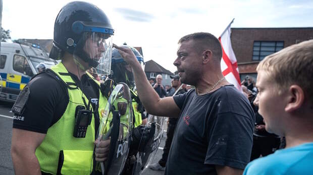 В Великобритании вспыхнули антимигрантские беспорядки на фоне дела об изнасиловании подростка