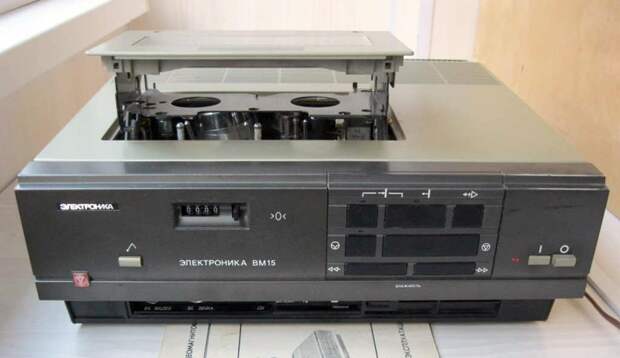 В 1985 году была предпринята попытка слегка модернизировать «ВМ-12», создав версию «ВМ-15». Но ее очень быстро признали бесперспективной, в серию не пустили и разработку забросили Видеомагнитофоны, СССР