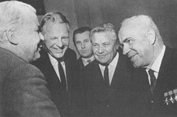 Фотобиография маршала победы Георгия Константиновича Жукова.