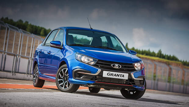 Lada granta,Lada granta drive active. Новые бамперы (в переднем появились чёрные С-образные элементы) подчёркнуты красными молдингами спереди и сзади. Добавлены боковые юбки и спойлер на крышке багажника. Обвес прошёл тесты в аэродинамической трубе. «Автоспорт ближе, чем кажется», — уверяет АвтоВАЗ.