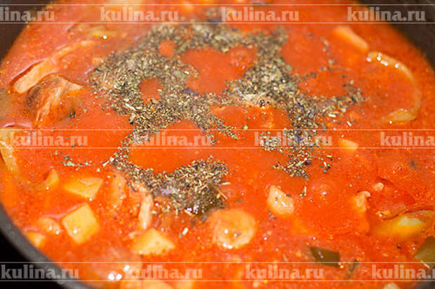 Мясо в хлебе Посолить, поперчить, посыпать специями по вкусу и оставить тушиться под крышкой до мягкости всех продуктов.