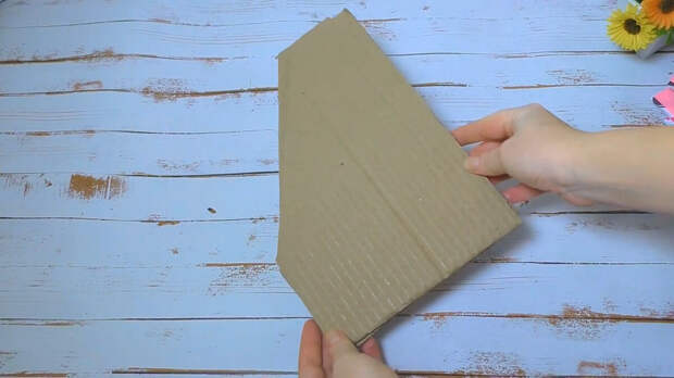 Применила упаковочную бумагу и старый гофрированный картон. чтобы сделать функциональные органайзеры для дома.