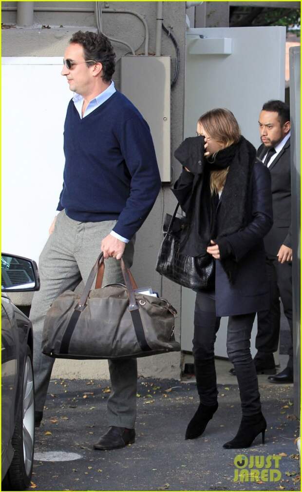 mary-kate-olsen-shops-after-skipping-full-house-reunion-03