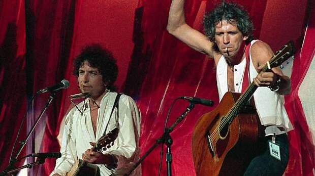 1985 год — Боб Дилан и гитарист Rolling Stones Кейт Ричардс вытупили вместе. Дилан очень ценит музыканта. Именно ему принадлежит знаменитая фраза: «Если бы Кит Ричардс не существовал, рок-н-ролл выдумал бы его»
