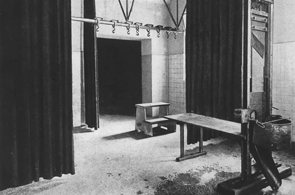 Под гильотинами. Тюрьма Панкрац гильотина. Музей тюрьмы Плётцензее гильотина. Тюрьма Плетцензее в Берлине.