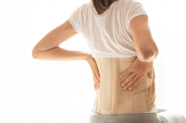 Высыпания и усталость: ревматолог Мешков назвал ранние признаки поражения позвоночника