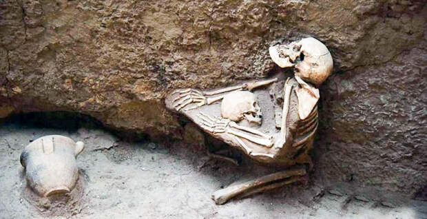 4. Любовь сквозь вечность: 4000-летние скелеты матери и ребенка, умерших обнявшимися, обнаружили в Китае. история, факты