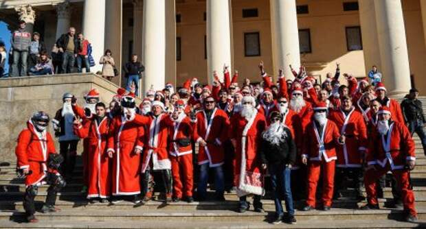 Увеличить Сочинский мотопарад Дедов Морозов - Фото 1