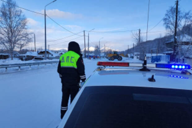 Полицейские в Магаданской области помогают местным жителям в борьбе со снежной стихией