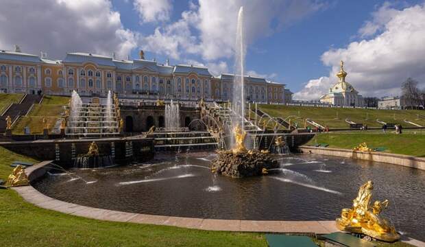 Петербург позвал туристов на открытие летнего сезона