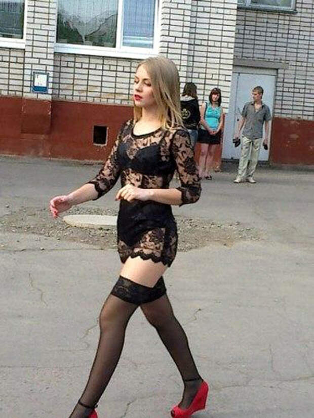 Наряд 17-летняя Анастасии ФОМЕНКО, явившейся на выпускной в чёрном кружеве, всколыхнул Интернет (фото vk.ru)
