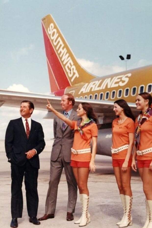 Мини-юбки и шорты в небе: 18 фото соблазнительных стюардесс 1970-х годов