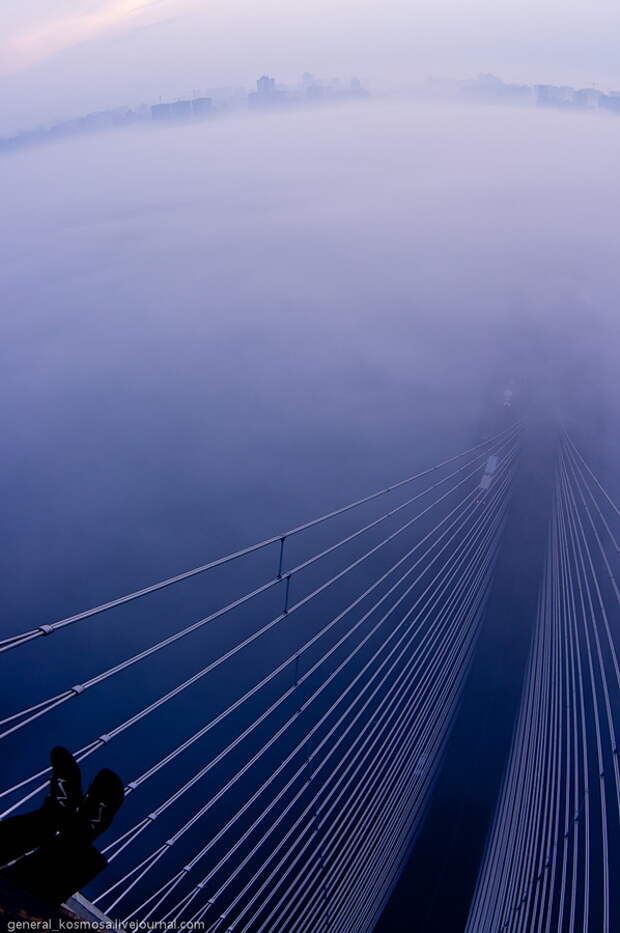 на высоте 136 метров bridge14 Туманный рассвет над Киевом на высоте 136 метров