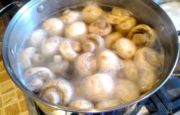Запеченные шампиньоны с ореховым соусом