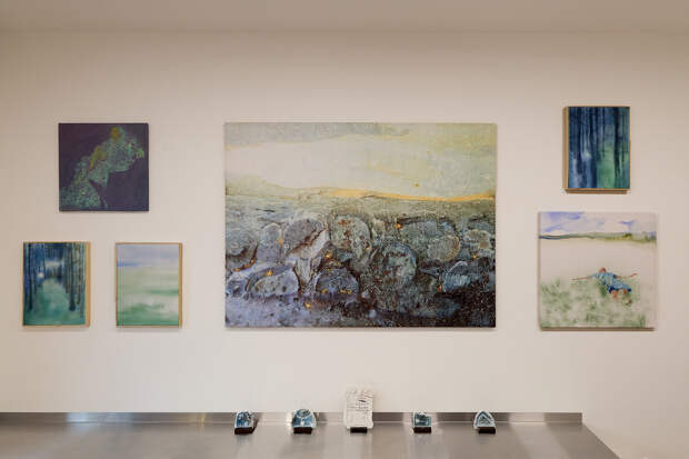 Экспозиция выставки художников Cube.Market «Все как надо» в пространстве 10.Gran