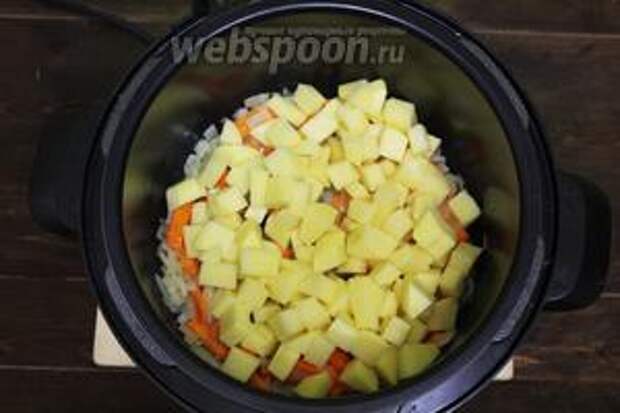 Картофель нарезаем кубиками и добавляем в чашу.