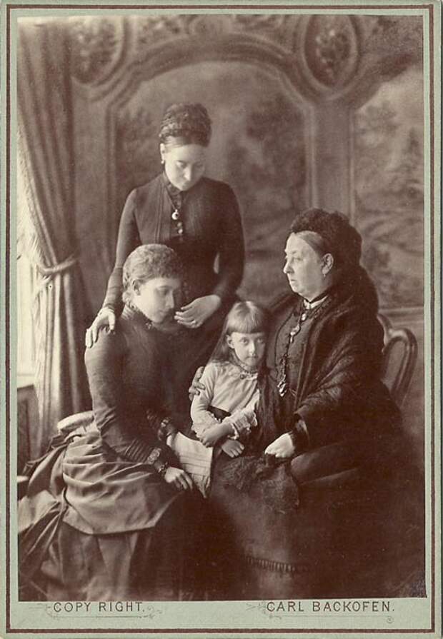 Королева Виктория с дочерью Викки, внучкой Шарлоттой и правнучкой Феодорой