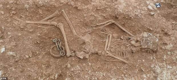Женщины не меняются. Англо-саксонские погребения, возраст 16 веков. Серия "Тайны истории" археология, история, скелеты, тайны истории