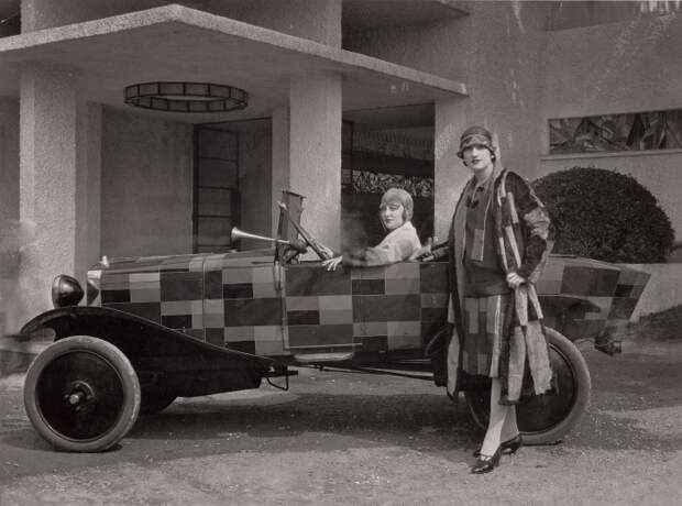 Две модели в меховых шубах, созданных Соней Делоне, 1925 год. \ Фото: lexpress.fr. Две модели в меховых шубах, созданных Соней Делоне, 1925 год. \ Фото: lexpress.fr.