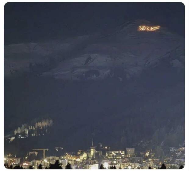 В Давосе на Всемирном экономическом форуме на местной горе зажгли факелы