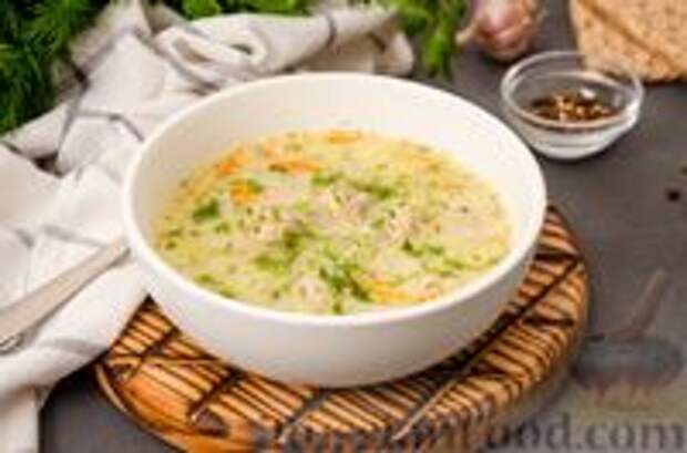 Фото к рецепту: Суп с мясными фрикадельками и яично-сметанной заправкой